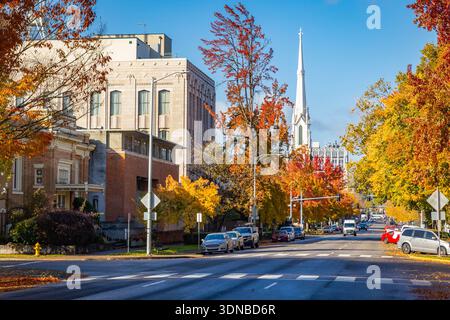 Salem, OR, USA – 29. Oktober 2025: Die Innenstadt von Salem zeigt Gebäude und Bäume mit farbenfrohen Herbstlaub unter einem hellen, klaren Licht Stockfoto