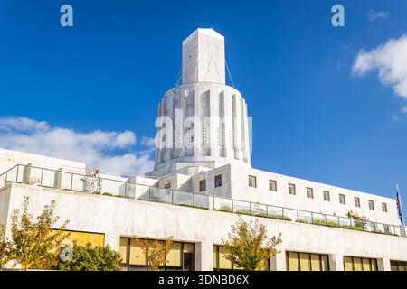 Das Oregon State Capitol steht unter einem hellen, klaren Himmel in Salem Stockfoto