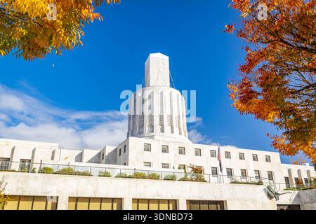 Das Oregon State Capitol steht unter einem hellen, klaren Himmel in Salem Stockfoto