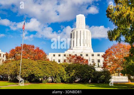 Das Oregon State Capitol steht unter einem hellen, klaren Himmel in Salem Stockfoto