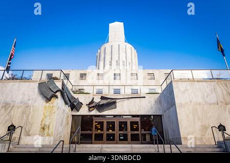 Das Oregon State Capitol steht unter einem hellen, klaren Himmel in Salem Stockfoto