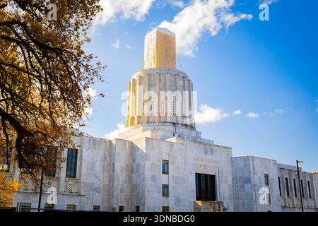 Das Oregon State Capitol steht unter einem hellen, klaren Himmel in Salem Stockfoto