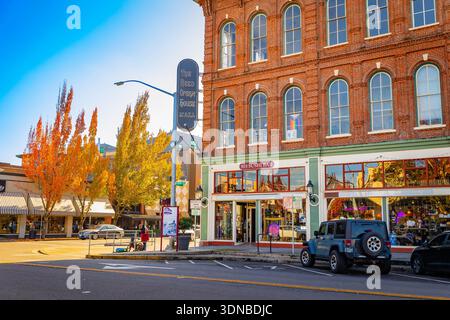 Salem, OR, USA – 29. Oktober 2025: Die Innenstadt von Salem zeigt Gebäude und Bäume mit farbenfrohen Herbstlaub unter einem hellen, klaren Licht Stockfoto