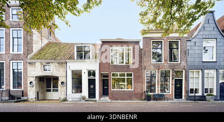 Authentische Fassade historischer Häuser in Zierikzee, Niederlande. Mit verschiedenen architektonischen Stilen, Ziegelwerk und traditionellen niederländischen Giebeln Stockfoto
