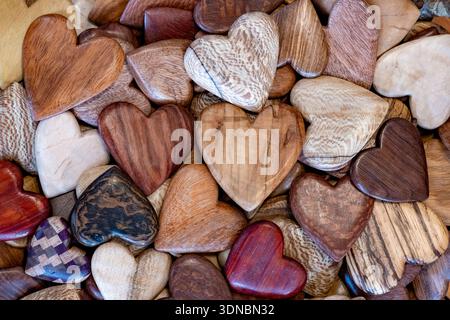 Handgefertigte Holzherzen des Künstlers Tommy Simpson - Asheville, North Carolina, USA Stockfoto