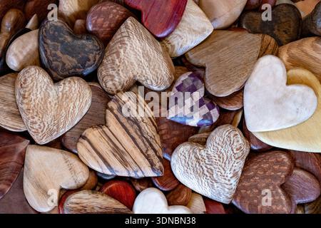 Handgefertigte Holzherzen des Künstlers Tommy Simpson - Asheville, North Carolina, USA Stockfoto