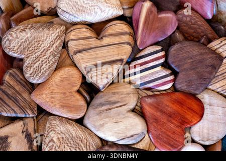 Handgefertigte Holzherzen des Künstlers Tommy Simpson - Asheville, North Carolina, USA Stockfoto