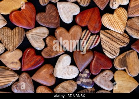 Handgefertigte Holzherzen des Künstlers Tommy Simpson – Asheville, North Carolina, USA Stockfoto