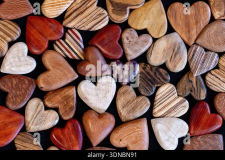 Handgefertigte Holzherzen des Künstlers Tommy Simpson – Asheville, North Carolina, USA Stockfoto