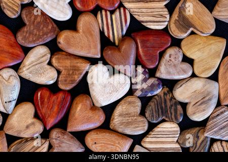 Handgefertigte Holzherzen des Künstlers Tommy Simpson – Asheville, North Carolina, USA Stockfoto