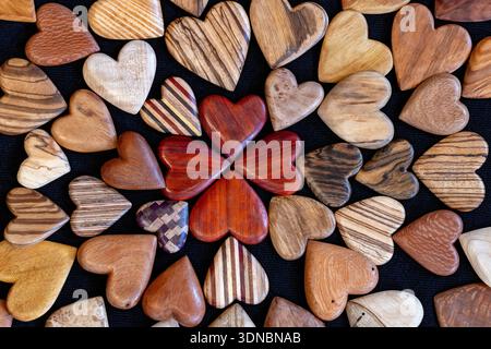 Handgefertigte Holzherzen des Künstlers Tommy Simpson – Asheville, North Carolina, USA Stockfoto