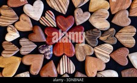 Handgefertigte Holzherzen des Künstlers Tommy Simpson – Asheville, North Carolina, USA Stockfoto