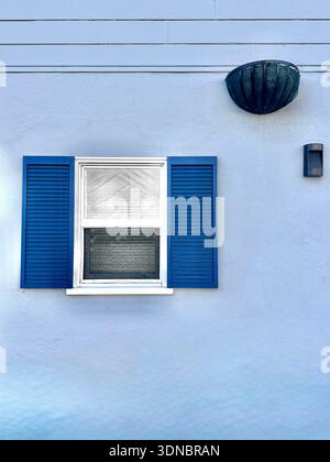 Minimalistisches Blue House mit Fenster und Fensterläden Stockfoto