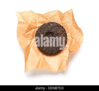 Trocken gepresster Püriertee mit Geschenkpapier auf weißem Hintergrund Stockfoto