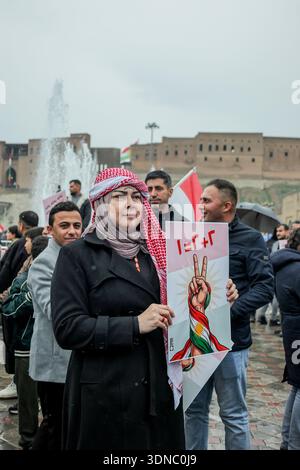 Eine Frau hält ein Plakat, während sie an einer Demonstration zur Unterstützung syrischer Kurden in Erbil, Irak, am 30. Januar 2026 teilnimmt. Die Kurden im Irak haben wiederholt öffentliche Versammlungen organisiert, um auf Entwicklungen zu reagieren, die kurdische Gruppen in Nordsyrien betreffen. (Foto: Sabur Rashid/Middle East Images/StringersHub/SIPA USA) Stockfoto