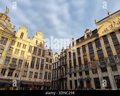 Brüssel Belgien Stadt Alte Häuser Architektur im Zentrum Marktplatz Gebäude Wahrzeichen. Brüssel, Belgien - 28. Oktober 2025 Stockfoto