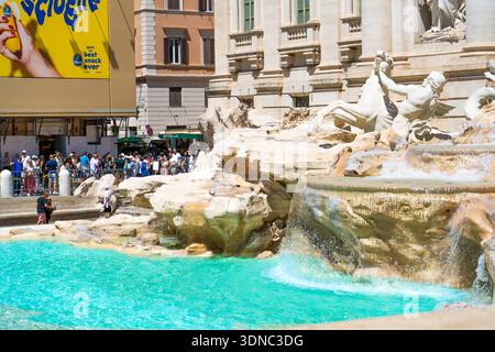 Di Trevi Brunnen blaues Wasserdetail in Rom Italien Statue Skulptur Fassade. Alte Architektur. Italien, Rom - 12. Juli 2025. Stockfoto