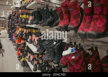 13. Oktober 2023, Nashville, TN: Stiefel im Western-Stil in den Regalen des Schuhgeschäfts Stockfoto
