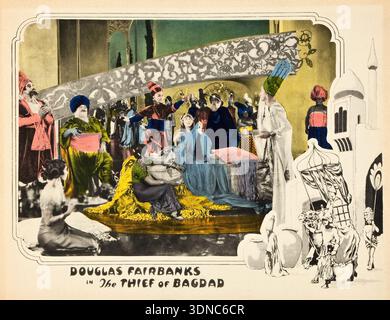 Diese Vintage-Lobbykarte aus dem Jahr 1924 wirbt für den Stummfilm „der Dieb von Bagdad“ mit Douglas Fairbanks in der Hauptrolle. Der kolorierte Film zeigt immer noch eine großartige Szene mit mehreren Charakteren in opulenter nahöstlicher Kleidung vor einem raffinierten Hintergrund, die die fantastische Kulisse und die epische Größe des Films zeigen. Stockfoto