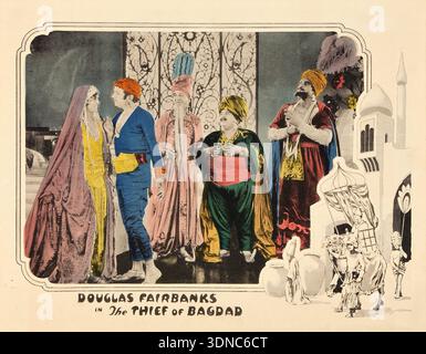 Diese Vintage-Lobbykarte aus dem Jahr 1924 wirbt für den Stummfilm „der Dieb von Bagdad“ mit Douglas Fairbanks als Hauptrolle. Es zeigt mehrere Charaktere in aufwendigen, vom Nahen Osten inspirierten Kostümen, mit einer stilisierten Stadtlandschaft und kleineren Figuren auf der rechten Seite, die charakteristisch für das fantastische Thema der Arabischen Nächte des Films sind. Die lebendige, handkolorierte Illustration fängt den exotischen und abenteuerlichen Geist des Kinos dieser Zeit ein. Stockfoto
