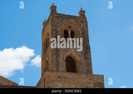 Der Südturm, einer der beiden Westtürme der zum UNESCO-Weltkulturerbe gehörenden Kathedrale von Monreale. Sizilien, Italien. Arabisch-Norman-romanischer Glockenturm aus dem 12. Jahrhundert Stockfoto