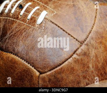 Fußball aus braunem Leder Stockfoto