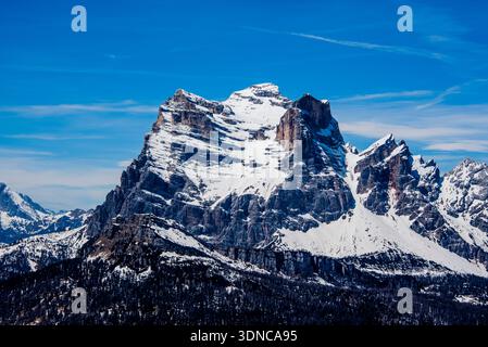 Blick auf den schneebedeckten Monte Pelmo in den Belluneser Dolomiten und den blauen Himmel im Val Di Zoldo Belluno Veneto Italien Stockfoto