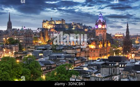 Edinburgh Castle und Princes Street bei Sonnenuntergang von Calton Hill, Schottland - Großbritannien Stockfoto