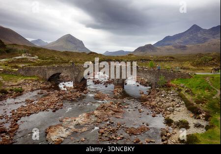 Sligachan Old Bridge mit wunderschönem Blick auf die Black Cuillin Berge, in Isle of Skye, Schottland, Großbritannien Stockfoto