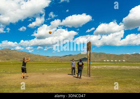 Mongolei, Provinz Ovorkhangai, Orkhon-Tal, junge Mongolen spielen Basketball im Nomadenlager Stockfoto