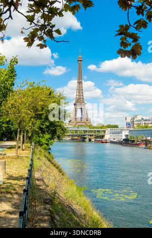Frankreich, Paris, die seine, der Eiffelturm von der Ile aux Cygnes und der Allee aux Cygnes aus gesehen Stockfoto