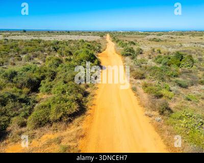 Madagaskar, Region Atsimo-Andrefana, Ifaty, Vezo Country, die RN9 Straße, die zu einem Track geworden ist, verläuft entlang der Küste in Richtung Norden (Luftaufnahme) Stockfoto
