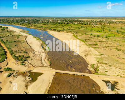 Madagaskar, Atsimo-Adrefana Region, National Road 10 oder RN10, die eine Strecke ist, Ejeda, und Brücke über den Linta River (aus der Vogelperspektive) Stockfoto