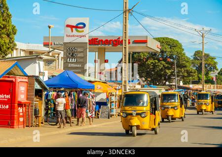 Madagaskar, Ihorombe Region, Ihosy, das Stadtzentrum mit Tuk Tuk Taxis vor der Total Energies Tankstelle Stockfoto