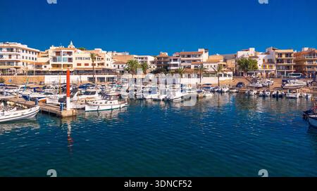 Cala Rajada Marina und Promenade, Gemeinde Capdepera, Mittelmeer, Mallorca, Balearen, Spanien, Europa Stockfoto