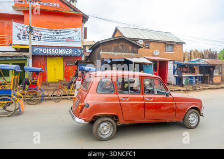 Madagaskar, Region Vakinankaratra, National Road 7 oder RN7, Antsirabé, ein Renault 4L Auto Stockfoto