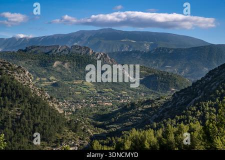 Frankreich, Drome, regionaler Naturpark von Baronnies provencales, die große Kalksteinklinge des Rocher de Saint-Julien mit Blick auf Buis les Baronnies, Mont Ventoux im Hintergrund (Luftaufnahme) Stockfoto