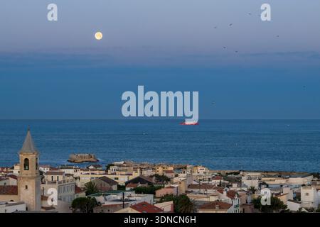 Frankreich, Bouches du Rhone, Marseille, Endoume District, Malmousque, St. Eugene Kirche und das kleine Fort der Insel Degaby, Ankunft der Fähre Corsica Linea am frühen Morgen Stockfoto