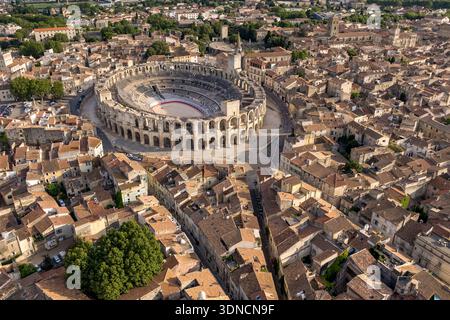 Frankreich, Bouches du Rhone, Arles, die Arena, ein römisches Amphitheater, das um 80-90 n. Chr. erbaut wurde und von der UNESCO zum Weltkulturerbe erklärt wurde, im Herzen der Altstadt (aus der Vogelperspektive) Stockfoto