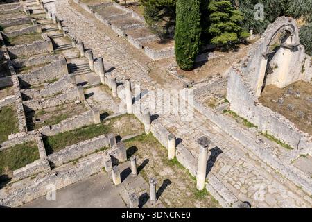 Frankreich, Vaucluse, Vaison la Romaine, archäologische Stätte Villasse, Thermalbäder am Rande der Shops Street (aus der Vogelperspektive) Stockfoto