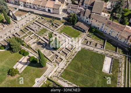 Frankreich, Vaucluse, Vaison la Romaine, Villasse archäologische Stätte im Herzen der Stadt (aus der Vogelperspektive) Stockfoto