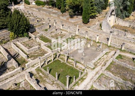 Frankreich, Vaucluse, Vaison la Romaine, archäologische Stätte Villasse, Einkaufsstraße (aus der Vogelperspektive) Stockfoto