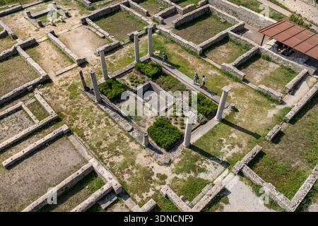 Frankreich, Vaucluse, Vaison la Romaine, archäologische Stätte Villasse, Überreste des Hauses des Delfins, dessen Impluvium zu sehen ist (aus der Luft) Stockfoto
