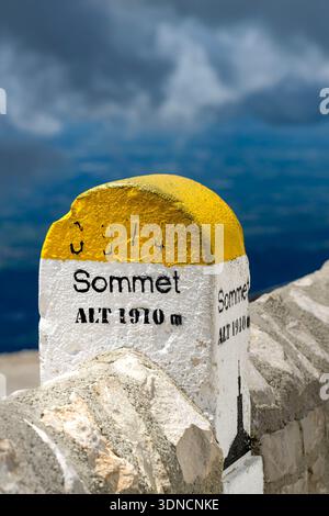 Frankreich, Vaucluse, Parc Naturel Regional du Mont Ventoux, Beduinen, Michelin Meilenstein auf dem Gipfel des Mont Ventoux (1910 m) Stockfoto