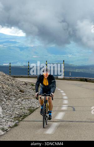 Frankreich, Vaucluse, Parc Naturel Regional du Mont Ventoux, Beduin, Fahrradbesteigung des Mont Ventoux über die D974 am Südhang Stockfoto