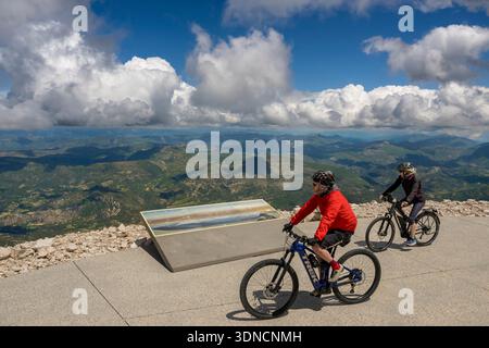 Frankreich, Vaucluse, Parc Naturel Regional du Mont Ventoux, Beduin, Beobachtung der Landschaft vom nördlichen belvedere auf dem Gipfel des Mont Ventoux (1910 m) Stockfoto