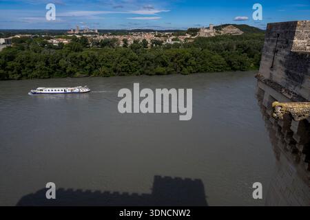 Frankreich, Bouches du Rhone, Tarascon, die Burg von König René aus dem 15. Jahrhundert am Ufer der Rhone und die Festung Beaucaire im Hintergrund am anderen Ufer Stockfoto