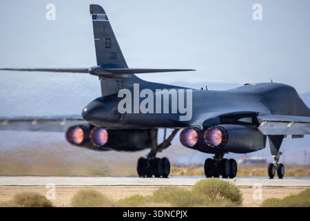 Ein B-1B Lancer startet am 11. September 2025 zu einer Testmission auf der Edwards Air Force Base, Kalifornien. Der Überschallbomber mit mehreren Missionen Stockfoto