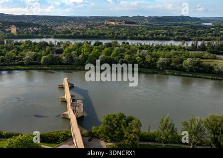 Frankreich, Vaucluse, Avignon, Brücke Saint-Bénézet (Brücke von Avignon) und Ile de la Barthelasse zwischen den beiden Armen der Rhone, Turm Philippe-le-Bel und Fort Saint-André in Villeneuve-lès-Avignon im Hintergrund (Luftaufnahme) Stockfoto
