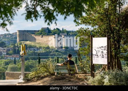 Frankreich, Vaucluse, Avignon, Fort Saint-André in Villeneuve-lès-Avignon vom Jardin des Doms aus gesehen Stockfoto